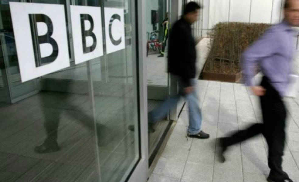 Presentadores de BBC se bajan sueldo tras polémica por desigualdad con mujeres