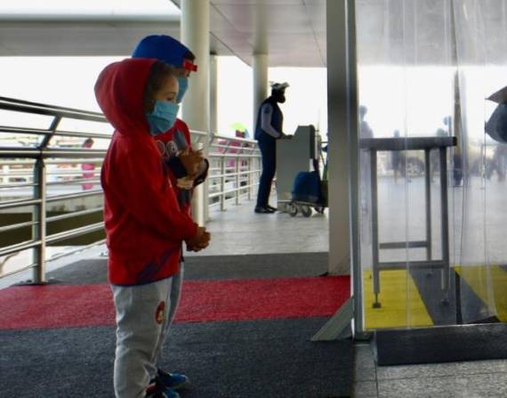 Las autoridades ecuatorianas aplican controles migratorios en los aereopuertos para detectar el virus.