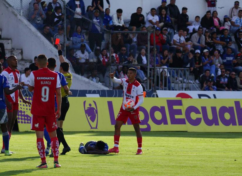 Técnico Universitario acabó el partido con nueve jugadores.