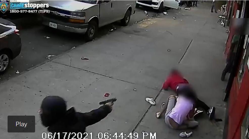 El intento de asesinato frente a dos niños que indigna a Nueva York