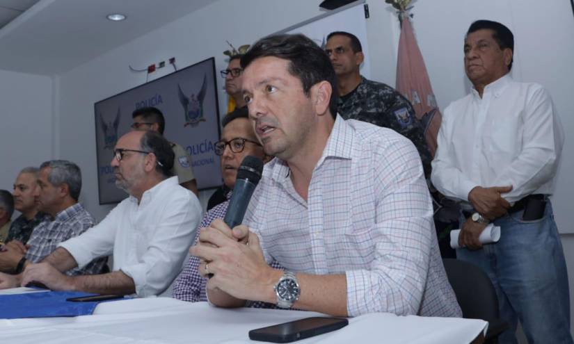 El ministro de Gobierno, Francisco Jiménez, y otros altos funcionarios del Estado ofrecieron una rueda de prensa este domingo 14 de agosto.