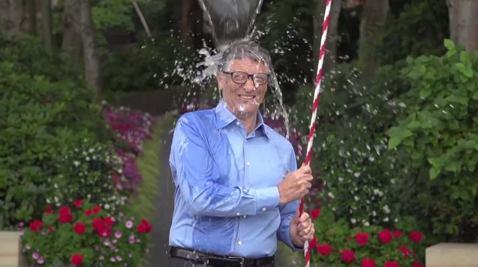 Famosos se dan un baño de agua helada por la esclerosis