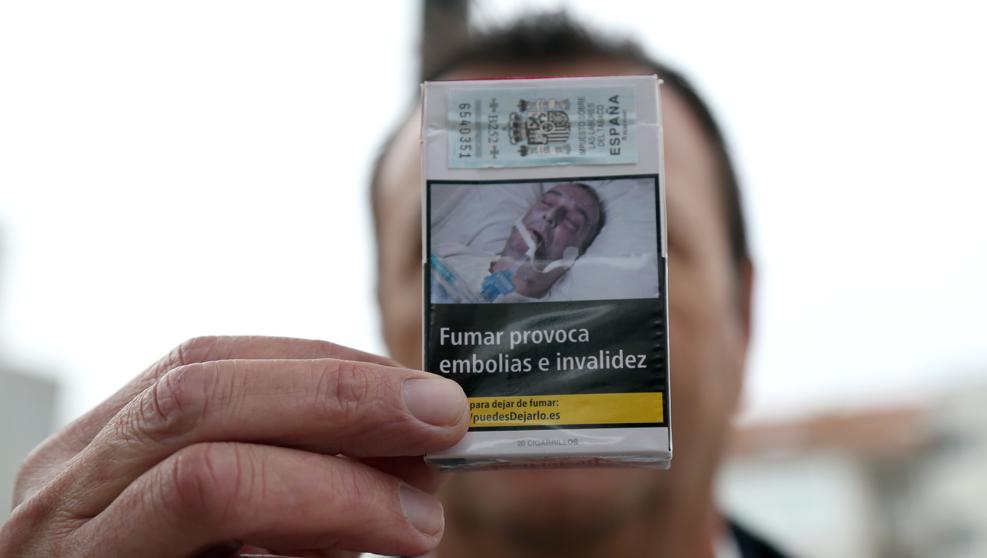 Hombre denuncia que su foto sale en paquetes de tabaco sin su consentimiento