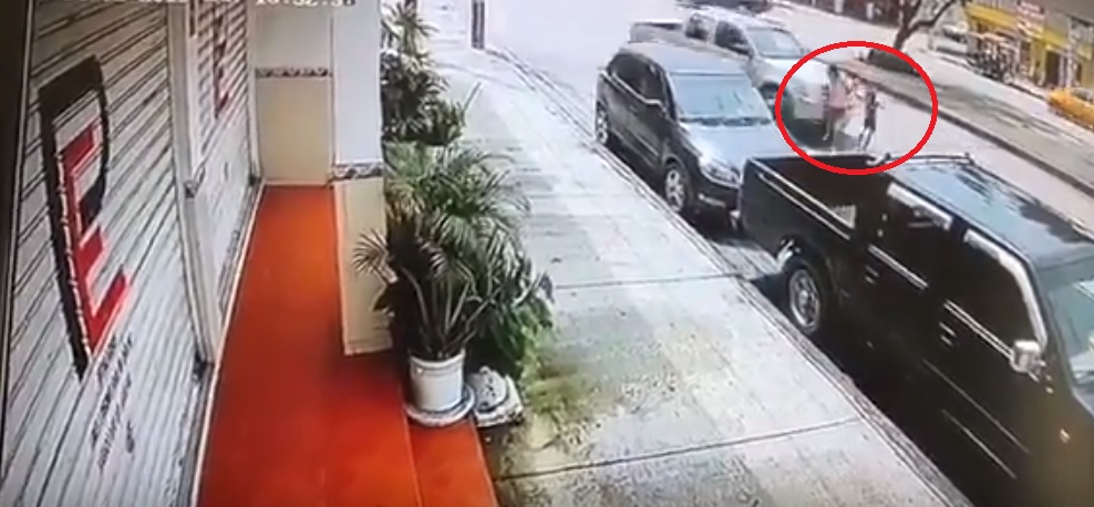 Camioneta arrolla a una mujer y una niña en Guayaquil