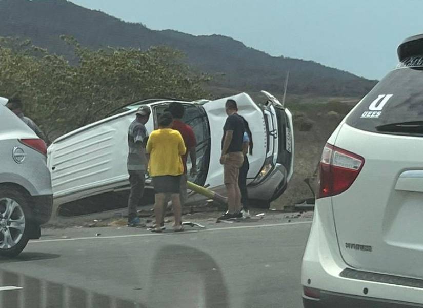 Imagen del tercer vehículo que fue impactado en la vía Guayaquil-Salinas.