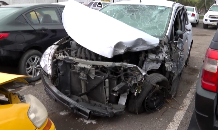 Imagen de uno de los carros siniestrados en el accidente múltiple del pasado domingo, en la vía Santa Elena-Guayaquil.