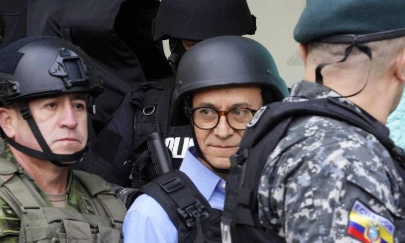 Christian Zurita, candidato del movimiento Construye, acudió con un fuerte resguardo policial a ejercer su derecho al voto.