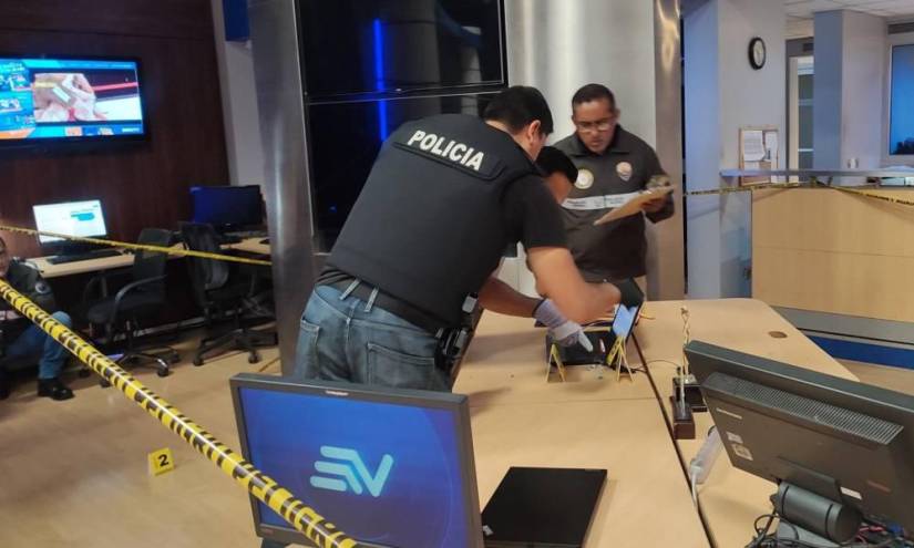 Policías y agentes de la Fiscalía recogieron indicios del artefacto explosivo en la redacción de Ecuavisa.