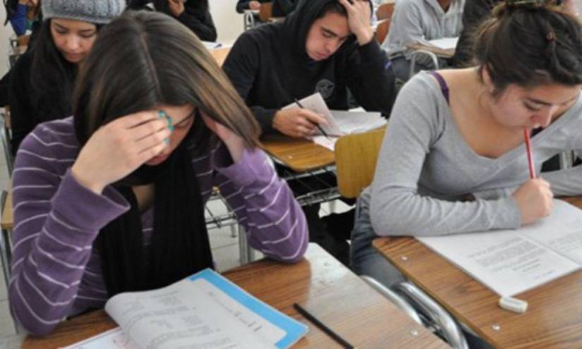 Jóvenes ecuatorianos rindiendo la prueba de ingreso a universidades públicas.
