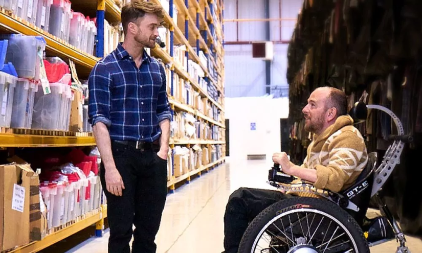 Daniel Radcliffe junto a David Holmes, quien está en una silla de ruedas a causa de una grave lesión en la columna a sus 22 años.