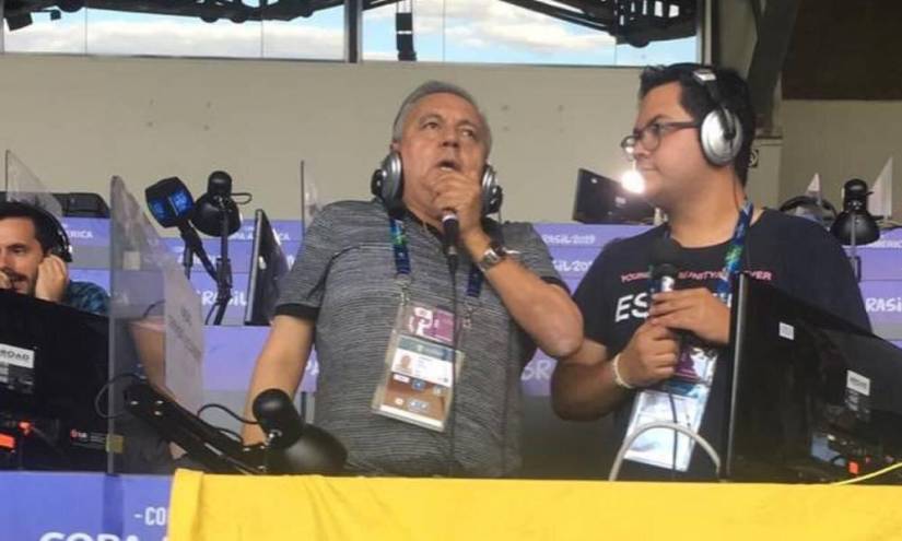 A la izquierda Patricio Díaz Guevara junto al periodista deportivo Juan Fernando Laso. ( Foto: Tomada del Twitter de @chipilaso93 )