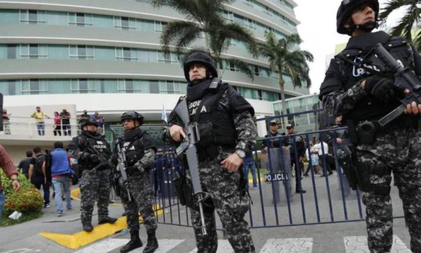 Agentes Policiales resguardando la fachada de un reconocido hotel ubicado al norte de la ciudad de Guayaquil en una imagen de archivo.