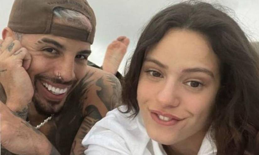 Rauw Alejandro junto a Rosalía, quienes confirmaron hace pocos días que le habrían puesto fin a su relacipon amorosa en una imagen de archivo.