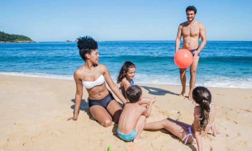 Imagen referencial de personas que se encuentran disfrutando de la playa en sus días libres a causa de feriados nacionales en el Ecuador.
