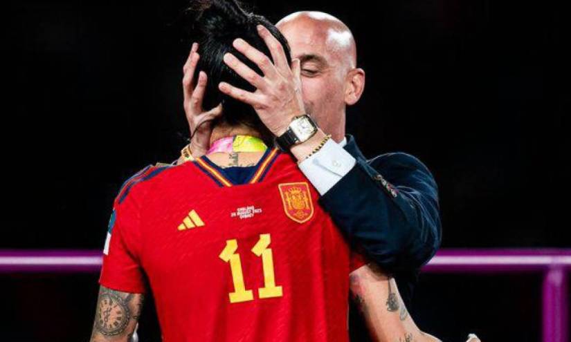 Luis Rubiales besó a Jenni Hermoso, durante la celebración del Mundial femenino de España.