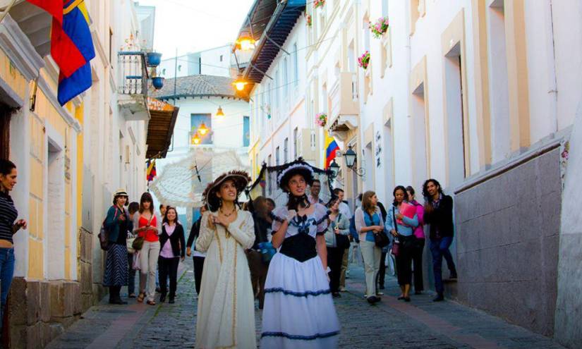 Turistas nacionales e internacionales caminando por La Ronda, calle histórica ubicada en el centro histórico de Quito en una imagen de archivo.