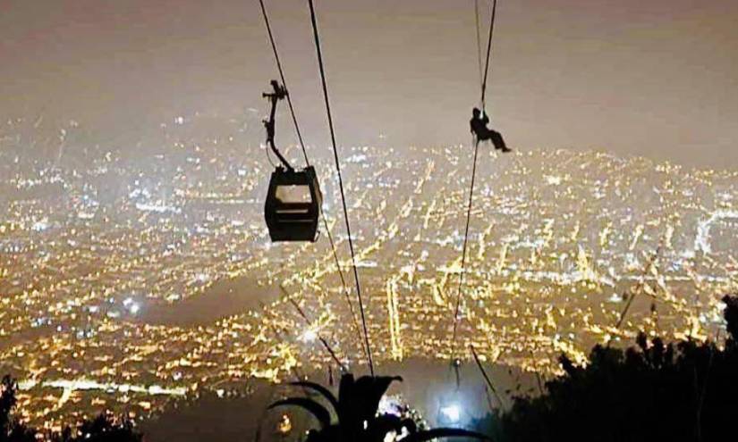 Personal de los Bomberos de Quito colaboraron en el rescate.