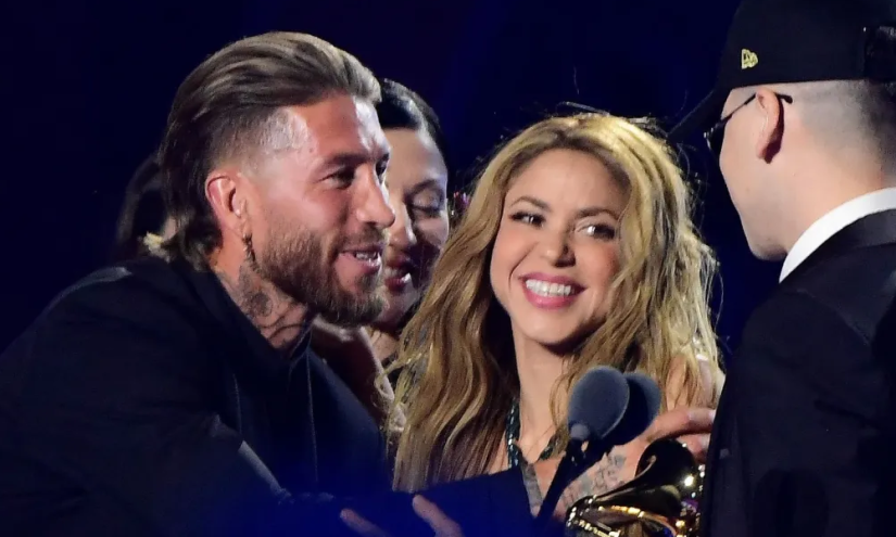 Sergio Ramos entregándole a Shakira el Latin Grammy a mejor canción del año, por la Session #53 con Bizarrap,