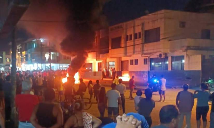 La población se movilizó hacia el destacamento policial ubicado en el centro del cantón y exigía que les entreguen a los criminales para lincharlos.