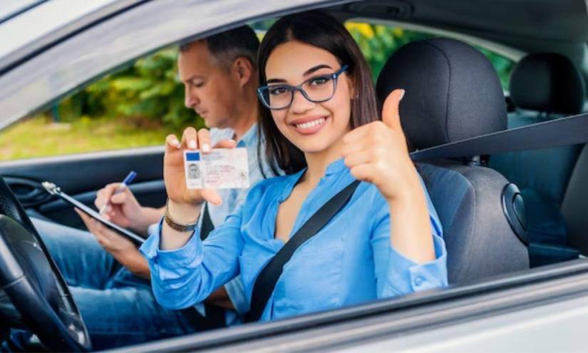 Imagen referencial de una persona sosteniendo su licencia de conducir.