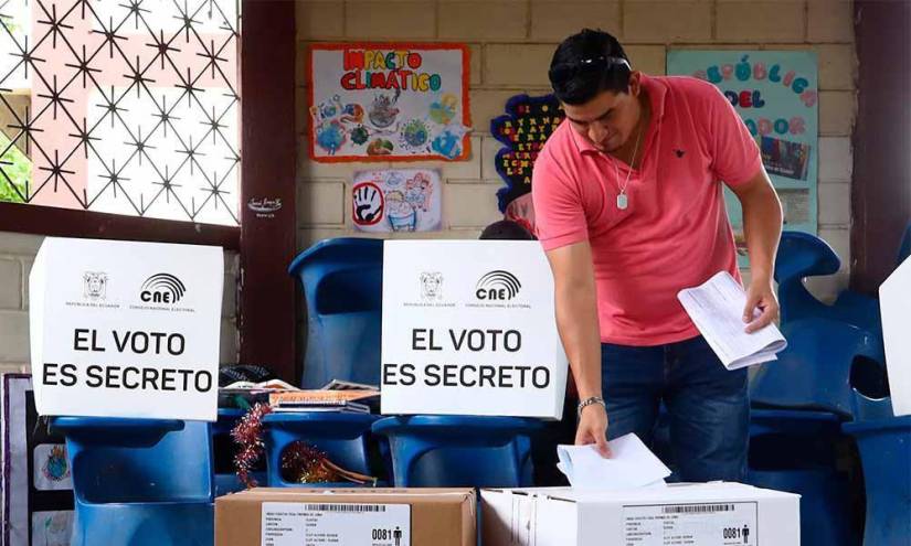 Ecuatoriano ejerciendo su derecho al voto en la última jornada electoral, la que se desarrolló el pasado 20 de agosto de 2023.