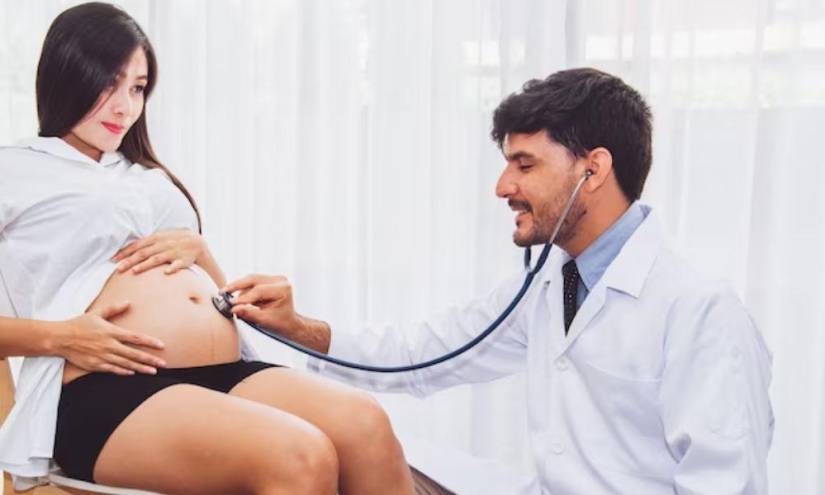 Imagen referencial de una mujer embarazada recibiendo atención en el IESS.