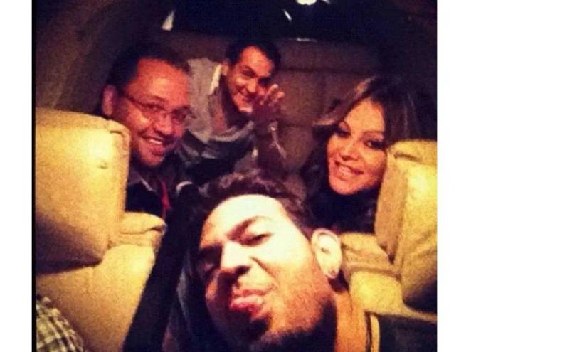 Imagen de archivo de Jenny Rivera y algunos de los pasajeros del jet que se accidentó, causando su muerte.