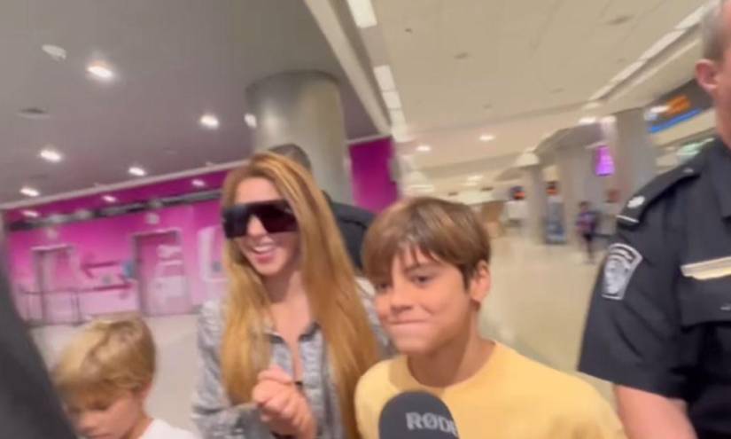Imagen capturada de Shakira junto a sus hijos, Sasha y Milan. La cantante colombiana y un reportero reconocido en la farándula ecuatoriana se encontraron en su llegada a Miami.