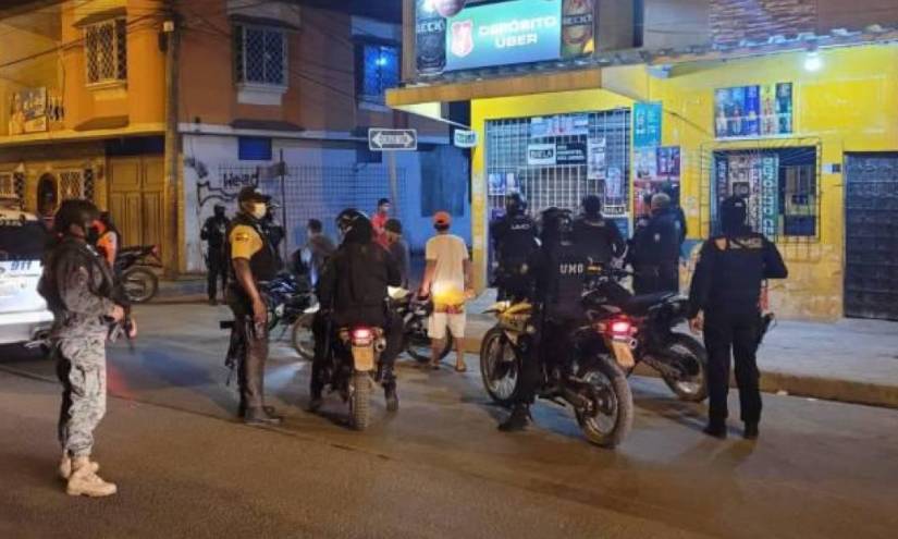 Policía durante toque de queda del 2022.