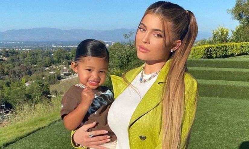 Kylie Jenner exitosa empresaria y estrella del reality show familiar The Kardashian junto a su hija Stormi en una imagen de archivo.