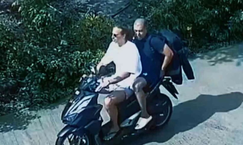 Daniel Sancho y Edwin Arrieta juntos en la moto que el chef español alquiló.