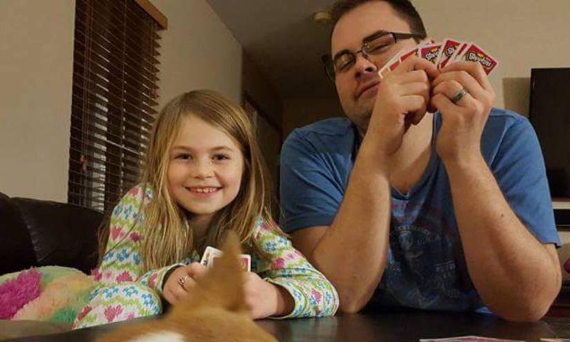 Kayla Unbehau junto a su padre en una imagen de archivo.