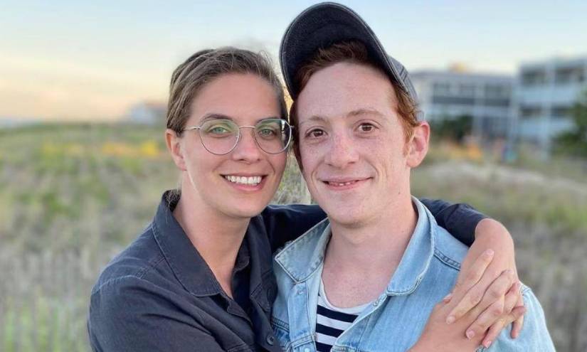 Ethan Slater y Lilly Jay junto antes de que el actor le ponga fin a la relación para posteriormente establecer un vínculo con la artista pop, Ariana Grande.