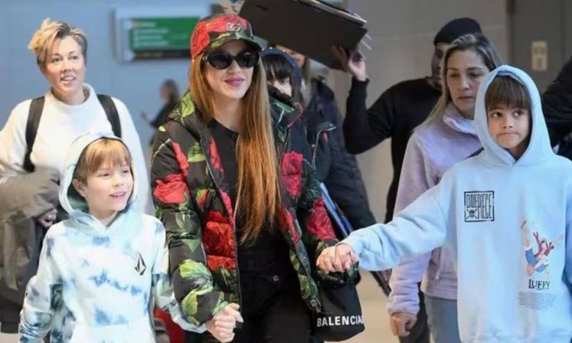 Shakira llegando a los Estados Unidos con sus hijos, Sasha y Milan, en una imagen de archivo.