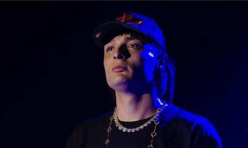 Imagen del reconocido cantante y compositor mexicano Peso Pluma, el que sigue cosechando éxitos gracias al estreno de su reciente tema titulado Lady Gaga.