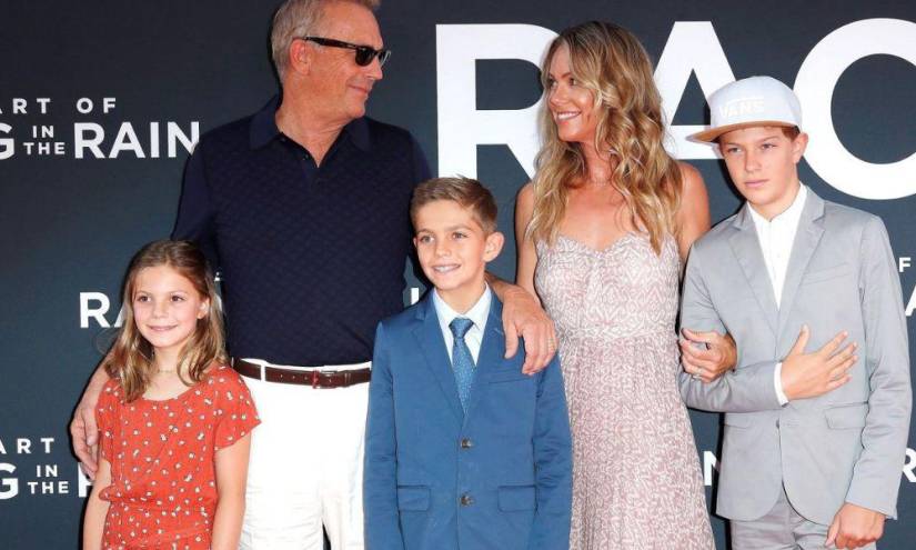 Kevin Costner junto a Christine Baumgartner y sus hijos en una imagen de archivo.