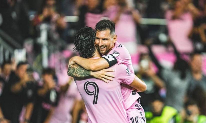 Leonardo Campana y Lionel Messi celebran un gol del argentino, con asistencia del ecuatoriano.
