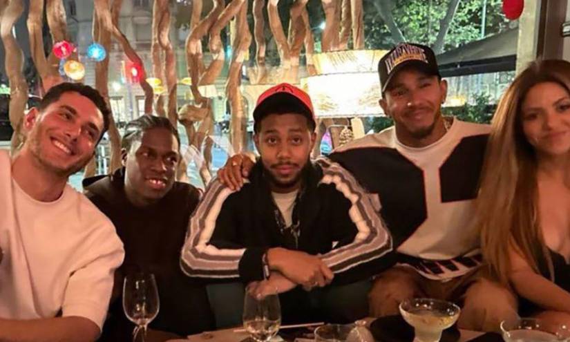 Shakira junto a Lewis Hamilton, piloto de la Fórmula 1, con quién estaría iniciando una relación, según lo difundido por medios españoles, en una imagen de archivo.