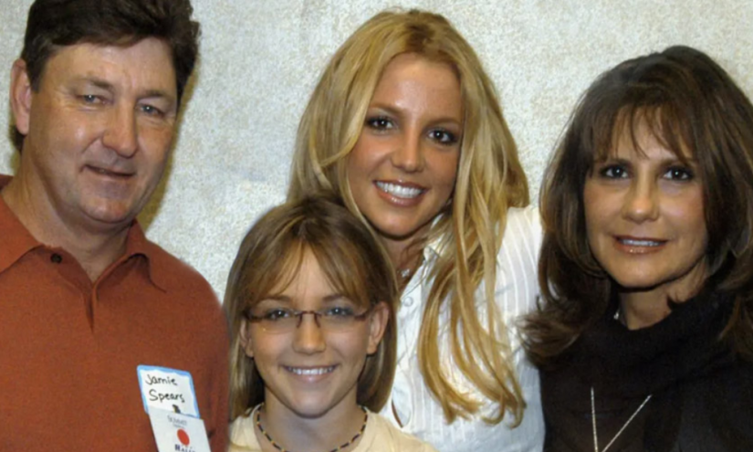 Britney Spears junto a su padre, su madre y su hermana.