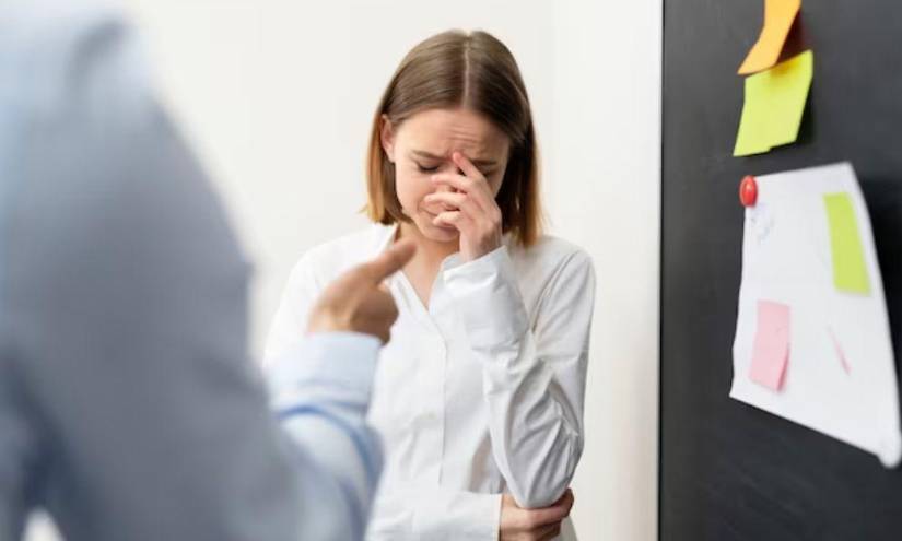 Imagen referencial de una persona sufriendo acoso laboral, algo que se puede denunciar, según el Ministerio de Trabajo ecuatoriano.