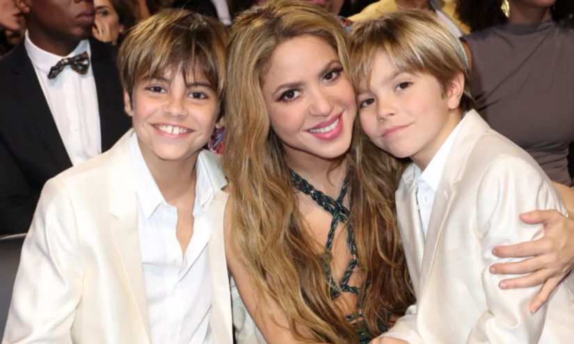Shakira junto a sus hijos, Milan (10 años) y Sasha (8 años) en los Latin Grammy 2023.