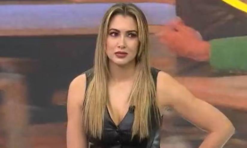 Captura de pantalla del momento en que la presentadora Nanis Ochoa abandona el estudio de televisión.