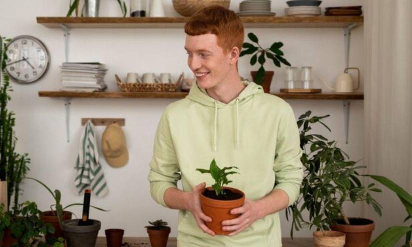Imagen referencial a persona con plantas.
