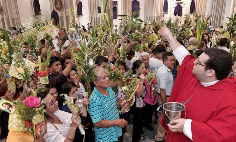 Feligreses en la catedral de Guayaquil en una imagen de archivo.