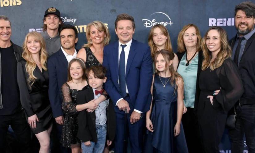 Jeremy Renner junto a su familia en la alfombra roja de su nuevo show para Disney + en una imagen de archivo.