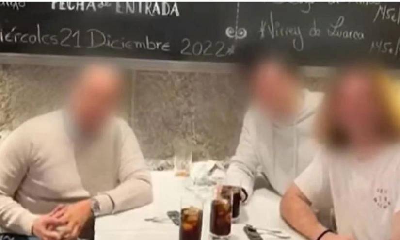 Otra fotografía muestra a ambos compartiendo una comida en Madrid.