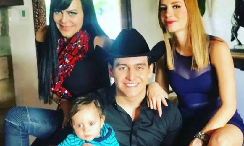 Julián Figueroa junto a su esposa, hijo y madre en una imagen de archivo.