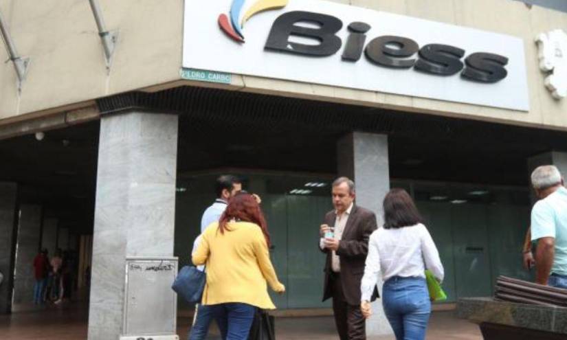 Usuarios acudiendo al Banco del Instituto Ecuatoriano de Seguridad Social en una imagen de archivo.