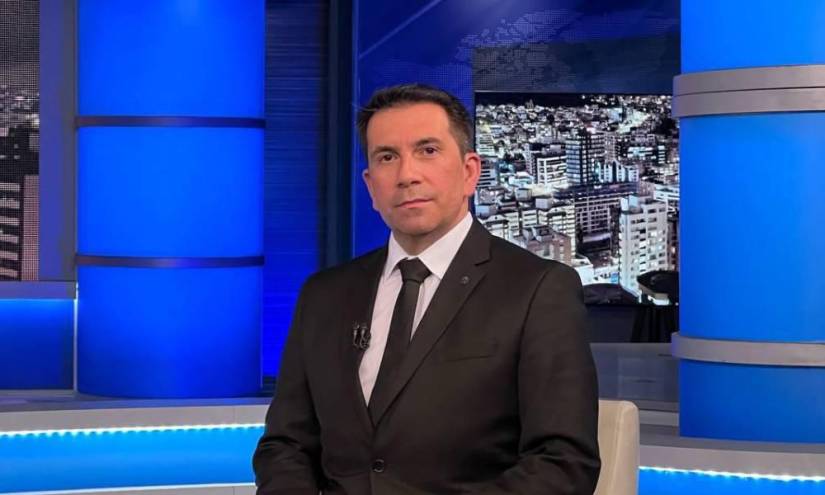 El perito argentino Roberto Meza Niella en el set de Televistazo de Ecuavisa.