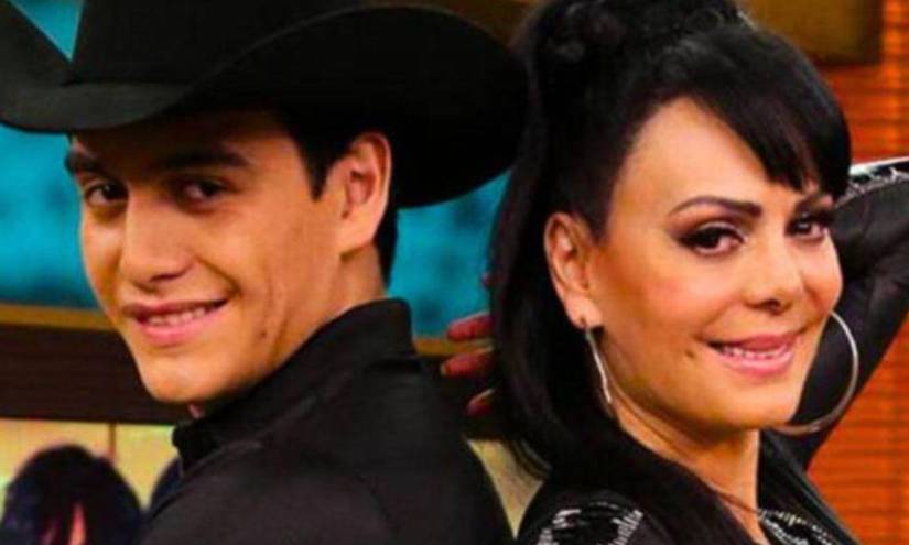 Julián Figueroa junto a su madre, Maribel Guardia.